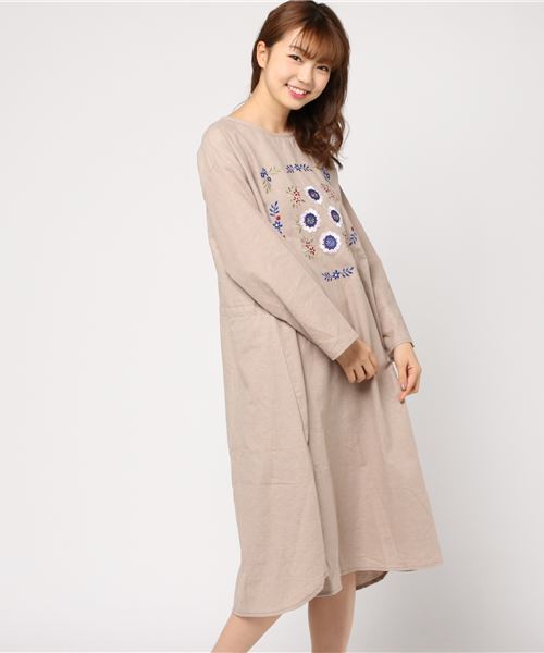 MERLOT（メルロー）の「しんでんのおにわししゅうワンピース7262（ワンピース・レディース・ベージュ/ブラック/パープル・FREE）」の4枚目の写真