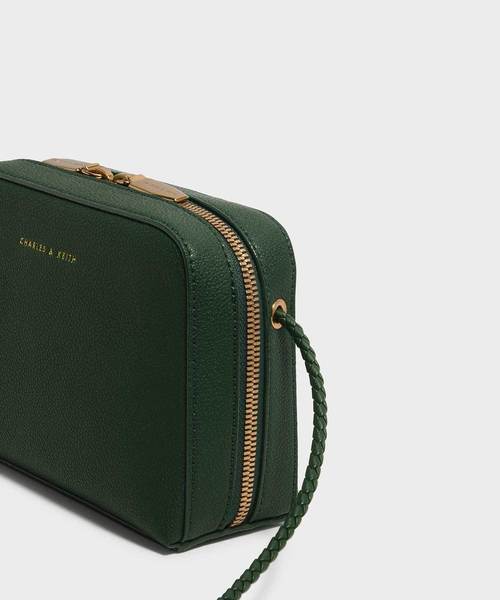 CHARLES & KEITH（チャールズ & キース）の「クラシックスモールクロスボディバッグ / CLASSIC SMALL CROSSBODY BAG（ショルダーバッグ・レディース・ダークグリーン/マスタード/ピンク系その他/プラム・S）」の5枚目の写真