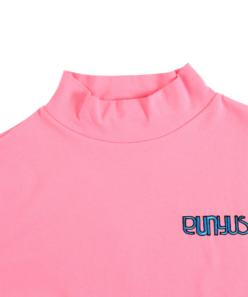 PUNYUS(プニュズ)の「カラーロゴハイネックTシャツ(Tシャツ/カットソー・レディース・ブラウン/ピンク/オレンジ/ブルー/グリーン・1/2/4/3)」の8枚目の写真