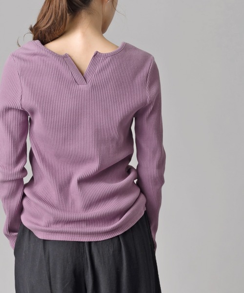 OMNES Another Edition（オムネス アナザーエディション）の「後ろV開き リブカットソー プルオーバー（Tシャツ/カットソー・レディース・ブラック/ベージュ/グレー/アイボリー/ラベンダー/モカ/ライトグレー/ホワイト/パープル系その他/グレイッシュベージュ/テラコッタ・FREE）」の11枚目の写真