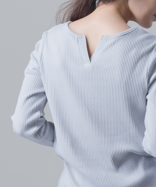 OMNES Another Edition（オムネス アナザーエディション）の「後ろV開き リブカットソー プルオーバー（Tシャツ/カットソー・レディース・ブラック/ベージュ/グレー/アイボリー/ラベンダー/モカ/ライトグレー/ホワイト/パープル系その他/グレイッシュベージュ/テラコッタ・FREE）」の5枚目の写真