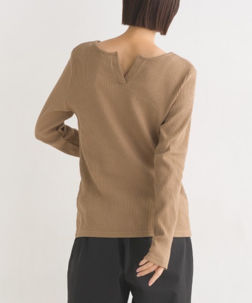 OMNES Another Edition（オムネス アナザーエディション）の「後ろV開き リブカットソー プルオーバー（Tシャツ/カットソー・レディース・ブラック/ベージュ/グレー/アイボリー/ラベンダー/モカ/ライトグレー/ホワイト/パープル系その他/グレイッシュベージュ/テラコッタ・FREE）」の7枚目の写真