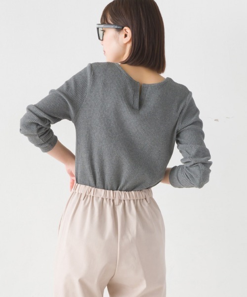 OMNES Another Edition（オムネス アナザーエディション）の「後ろV開き リブカットソー プルオーバー（Tシャツ/カットソー・レディース・ブラック/ベージュ/グレー/アイボリー/ラベンダー/モカ/ライトグレー/ホワイト/パープル系その他/グレイッシュベージュ/テラコッタ・FREE）」の18枚目の写真