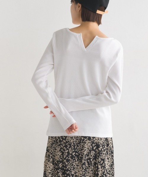 OMNES Another Edition（オムネス アナザーエディション）の「後ろV開き リブカットソー プルオーバー（Tシャツ/カットソー・レディース・ブラック/ベージュ/グレー/アイボリー/ラベンダー/モカ/ライトグレー/ホワイト/パープル系その他/グレイッシュベージュ/テラコッタ・FREE）」の14枚目の写真