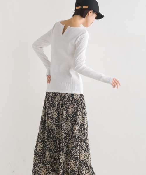 OMNES Another Edition（オムネス アナザーエディション）の「後ろV開き リブカットソー プルオーバー（Tシャツ/カットソー・レディース・ブラック/ベージュ/グレー/アイボリー/ラベンダー/モカ/ライトグレー/ホワイト/パープル系その他/グレイッシュベージュ/テラコッタ・FREE）」の16枚目の写真