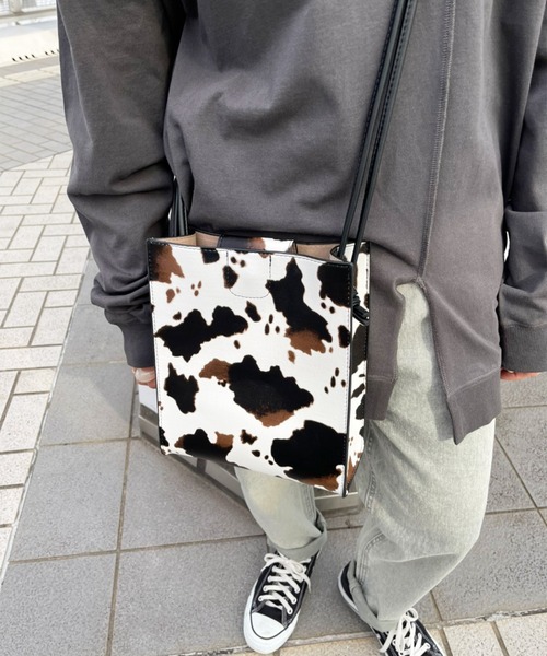 kutir（クティール）の「牛柄ショルダーバッグ（ショルダーバッグ・レディース・オフホワイト・FREE）」の3枚目の写真