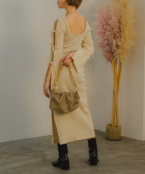 VRIA CHARME（バリアシャルム）の「スリットカットリボンドレス/ワンピース（ワンピース・レディース・ベージュ/ブラック・FREE）」の2枚目の写真