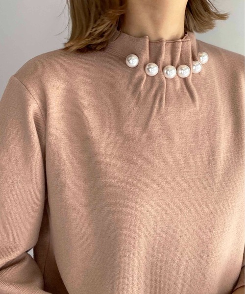 PICCIN（ピッチン）の「衿タックビッグパール付ニット（ニット/セーター・レディース・ブラック/オフホワイト/ピンクベージュ・M）」の3枚目の写真
