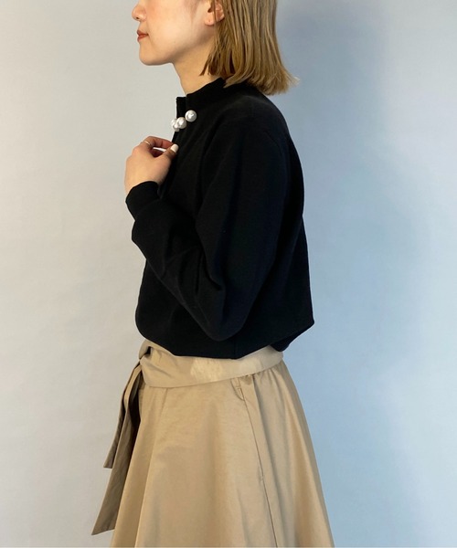 PICCIN（ピッチン）の「衿タックビッグパール付ニット（ニット/セーター・レディース・ブラック/オフホワイト/ピンクベージュ・M）」の8枚目の写真