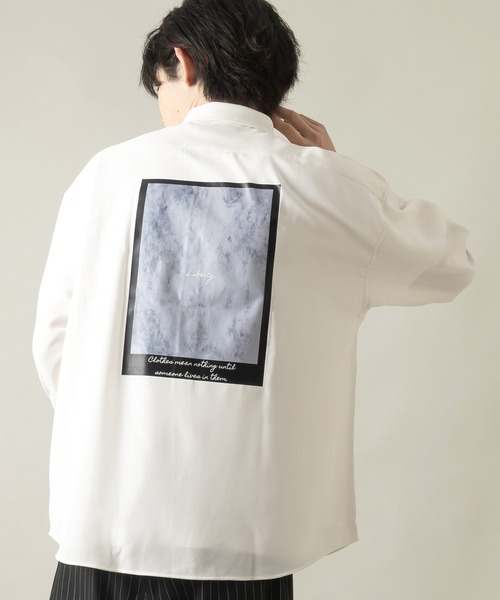 SlashDate(スラッシュデイト)の「ナチュラルストレッチ バックフォトプリント&バック刺繍トロミシャツ(シャツ/ブラウス・メンズ・ホワイト/ブラック/ブラック系その他/ブラック系その他2・M/L)」の2枚目の写真