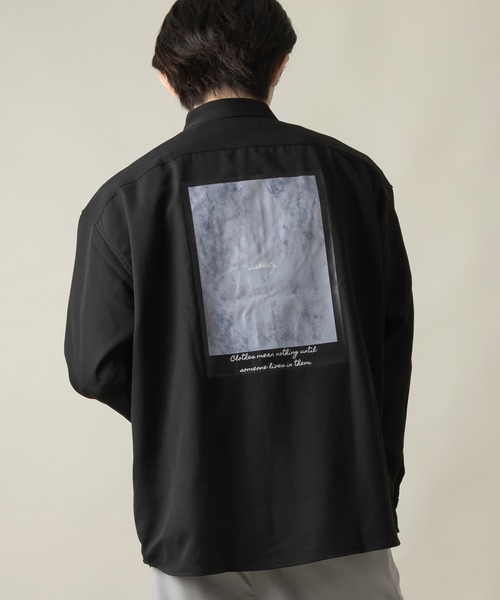 SlashDate(スラッシュデイト)の「ナチュラルストレッチ バックフォトプリント&バック刺繍トロミシャツ(シャツ/ブラウス・メンズ・ホワイト/ブラック/ブラック系その他/ブラック系その他2・M/L)」の1枚目の写真