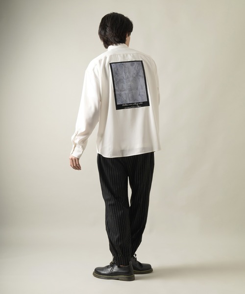 SlashDate(スラッシュデイト)の「ナチュラルストレッチ バックフォトプリント&バック刺繍トロミシャツ(シャツ/ブラウス・メンズ・ホワイト/ブラック/ブラック系その他/ブラック系その他2・M/L)」の21枚目の写真