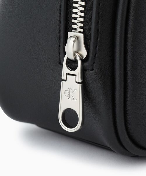 Calvin Klein Jeans Accessory（カルバン・クラインジーンズアクセサリー）の「TRAPEZOID SHADOW カメラバッグ（ショルダーバッグ・レディース・ブラック/ホワイト・FREE）」の7枚目の写真