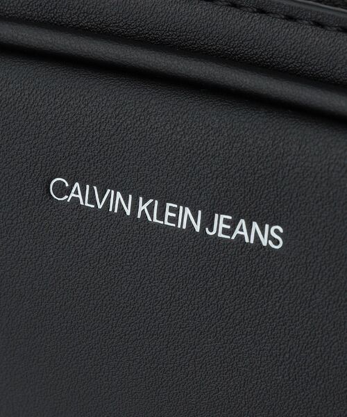 Calvin Klein Jeans Accessory（カルバン・クラインジーンズアクセサリー）の「TRAPEZOID SHADOW カメラバッグ（ショルダーバッグ・レディース・ブラック/ホワイト・FREE）」の6枚目の写真