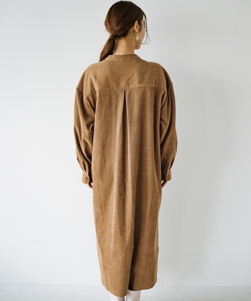haco!（ハコ）の「さっと着てコーデが完成！楽ちんに秋冬気分高まる　羽織りにも便利なコーデュロイワンピース（ワンピース・レディース・ライトグレー/キャメル・SMALL/MEDIUM/LARGE/X-LARGE）」の20枚目の写真