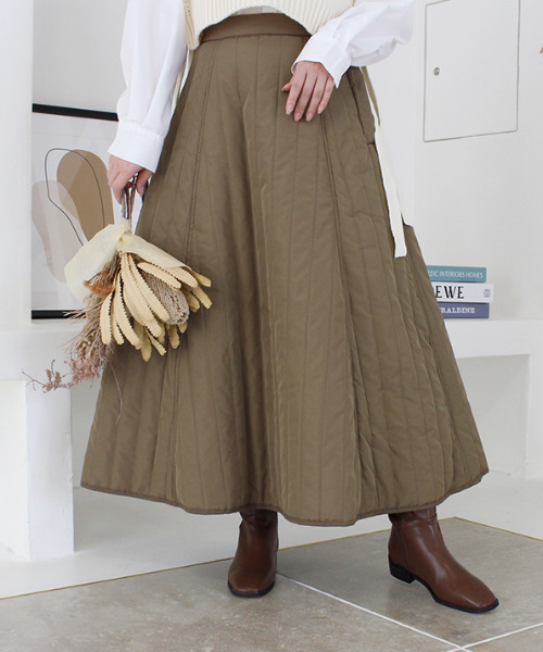 MODE ROBE（モードローブ）の「キルティングフレアスカート（スカート・レディース・ブラック/カーキ/アイボリー・FREE）」の16枚目の写真