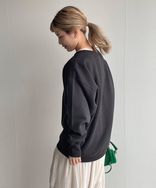 w closet(ダブルクローゼット)の「プリントスエットクルーBIGプルオーバー(スウェット・レディース・トップグレー/スモークグレー/スミクロ・FREE)」の16枚目の写真