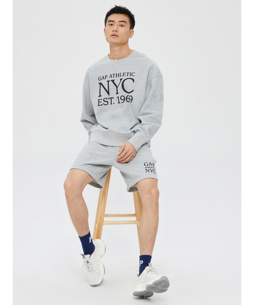 GAP(ギャップ)の「オーバーサイズ NYC クルーネック スウェット(スウェット・メンズ・グレー/オレンジ系その他/ブルー・XS/L/S/M/XL/XXS)」の2枚目の写真