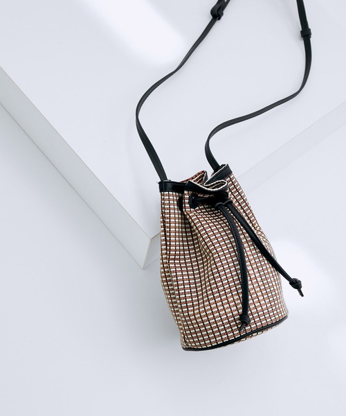 ADAM ET ROPE'(アダムエロペ)の「メッシュ巾着バッグ(ハンドバッグ・レディース・ダークブラウン/ブラック系その他・FREE)」の2枚目の写真