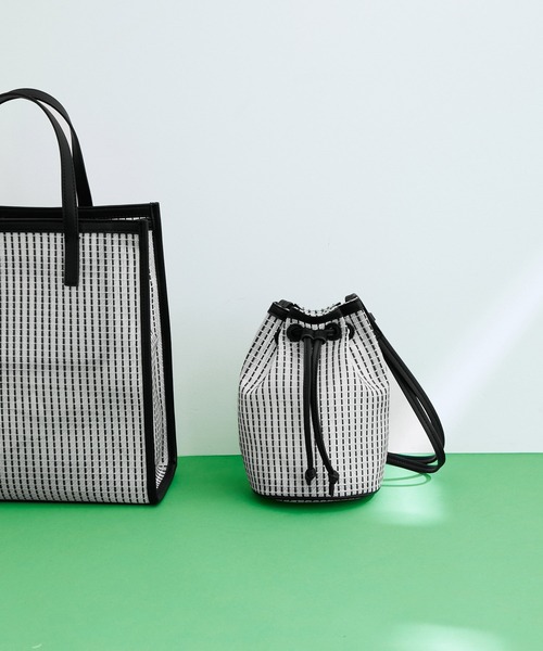 ADAM ET ROPE'(アダムエロペ)の「メッシュ巾着バッグ(ハンドバッグ・レディース・ダークブラウン/ブラック系その他・FREE)」の1枚目の写真