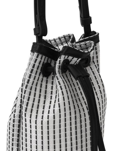 ADAM ET ROPE'(アダムエロペ)の「メッシュ巾着バッグ(ハンドバッグ・レディース・ダークブラウン/ブラック系その他・FREE)」の11枚目の写真