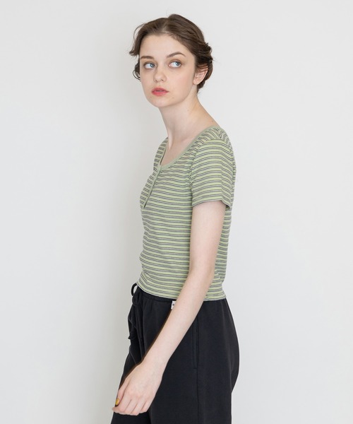 Levi's（リーバイス）の「ヘンリーネックカットソー CROCUS NILE（Tシャツ/カットソー・レディース・グリーン・S/M/XS）」の6枚目の写真