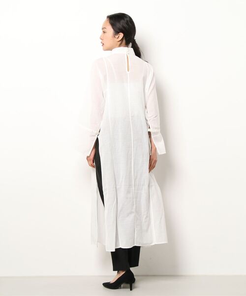 TITE IN THE STORE（ティテ　インザ　ストア）の「サイドスリット刺繍長袖ワンピース（ワンピース・レディース・オフホワイト・38）」の2枚目の写真