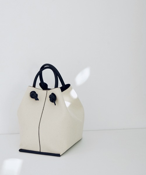 ADAM ET ROPE'(アダムエロペ)の「【一部直営店舗・WEB限定】ダブルシルエットバッグ(ハンドバッグ・レディース・ブラック/グレー系その他/キャメル・FREE)」の2枚目の写真