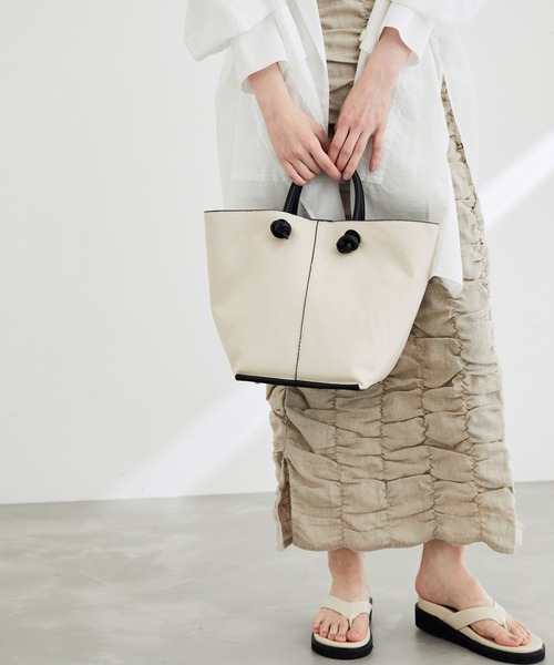 ADAM ET ROPE'(アダムエロペ)の「【一部直営店舗・WEB限定】ダブルシルエットバッグ(ハンドバッグ・レディース・ブラック/グレー系その他/キャメル・FREE)」の10枚目の写真