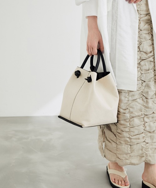 ADAM ET ROPE'(アダムエロペ)の「【一部直営店舗・WEB限定】ダブルシルエットバッグ(ハンドバッグ・レディース・ブラック/グレー系その他/キャメル・FREE)」の12枚目の写真