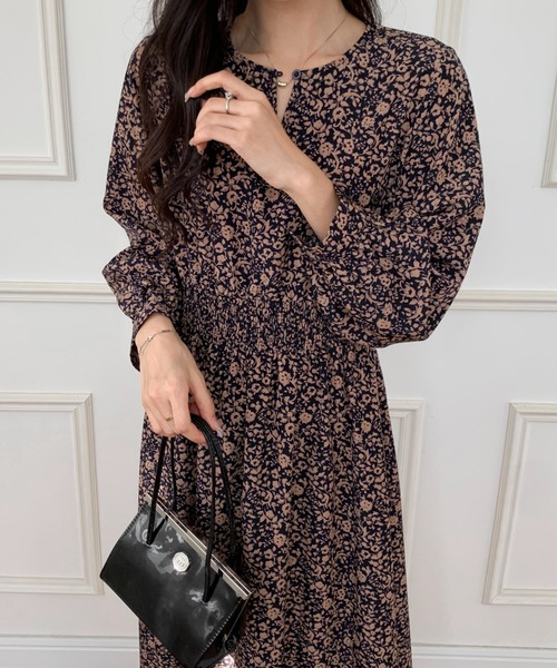 ECLIN（エクラン）の「ウエストシャーリング小花柄ロングワンピース（ワンピース・レディース・ブラック/ネイビー/グリーン・M/L）」の6枚目の写真