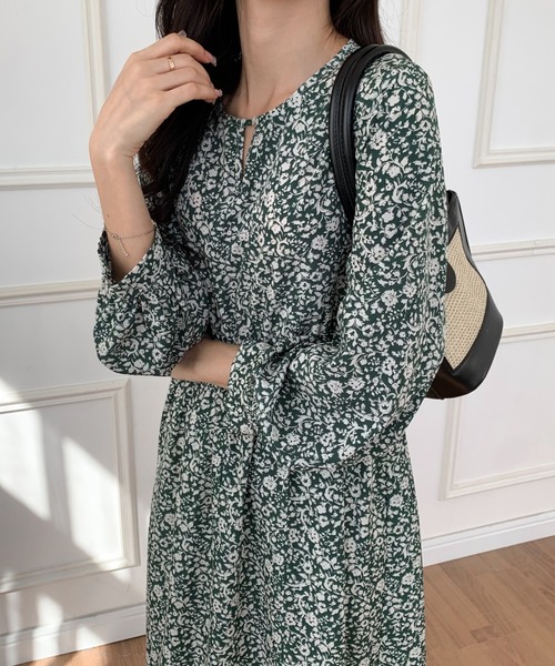 ECLIN（エクラン）の「ウエストシャーリング小花柄ロングワンピース（ワンピース・レディース・ブラック/ネイビー/グリーン・M/L）」の14枚目の写真