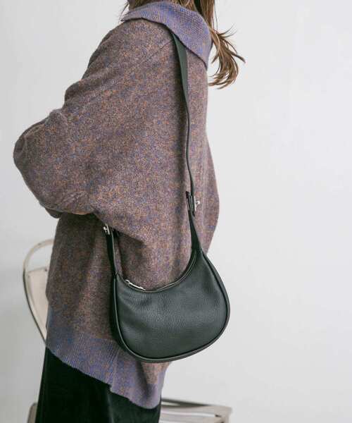 KBF(ケイビーエフ)の「2WAYハーフムーンBAG(ショルダーバッグ・レディース・ブラック/ホワイト・ONE)」の2枚目の写真