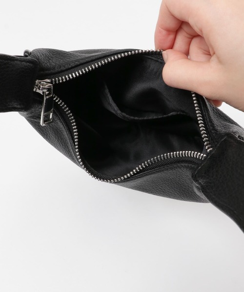 KBF(ケイビーエフ)の「2WAYハーフムーンBAG(ショルダーバッグ・レディース・ブラック/ホワイト・ONE)」の5枚目の写真