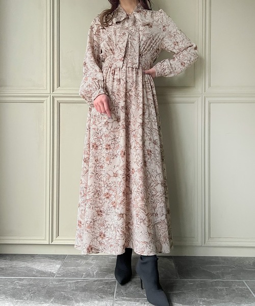 オーディアミューズ　ボウタイ付き 総柄ロングワンピース 42ピンク junoah（ジュノア）の「花柄ボウタイフレアワンピース（ワンピース