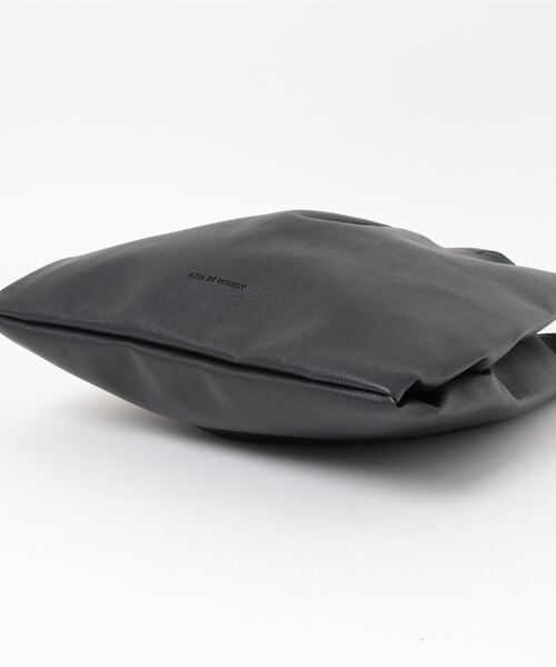 AZUL by moussy(アズールバイマウジー)の「FAUX LEATHER MARCHE BAG/フェイクレザーマルシェバッグ(ショルダーバッグ・メンズ・ブルー/ブラック・FREE)」の4枚目の写真