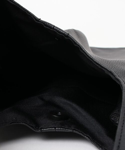 AZUL by moussy(アズールバイマウジー)の「FAUX LEATHER MARCHE BAG/フェイクレザーマルシェバッグ(ショルダーバッグ・メンズ・ブルー/ブラック・FREE)」の3枚目の写真