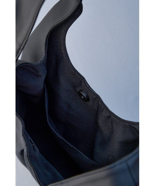 AZUL by moussy(アズールバイマウジー)の「FAUX LEATHER MARCHE BAG/フェイクレザーマルシェバッグ(ショルダーバッグ・メンズ・ブルー/ブラック・FREE)」の13枚目の写真