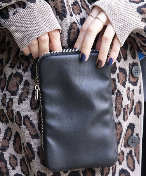 GLOSTER（グロスター）の「【GLOSTER/グロスター】フェイクレザーマルチミニショルダーバッグ/モバイルポーチ（ショルダーバッグ・メンズ・ブラック/オリーブ/ブラック系その他・FREE）」の2枚目の写真