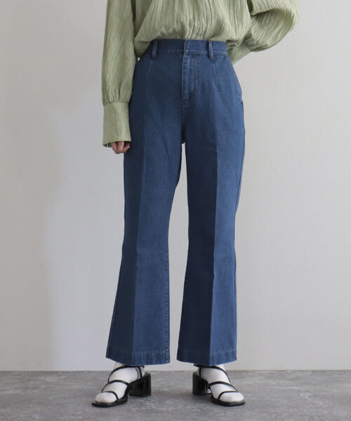 fredy emue（フレディエミュ）の「デニムスラックスフレアーパンツ（デニムパンツ・レディース・ブルー/ネイビー・36/38）」の3枚目の写真