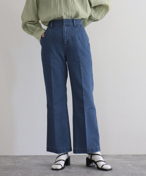 fredy emue（フレディエミュ）の「デニムスラックスフレアーパンツ（デニムパンツ・レディース・ブルー/ネイビー・36/38）」の22枚目の写真