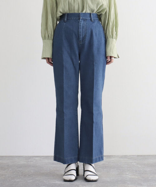 fredy emue（フレディエミュ）の「デニムスラックスフレアーパンツ（デニムパンツ・レディース・ブルー/ネイビー・36/38）」の14枚目の写真