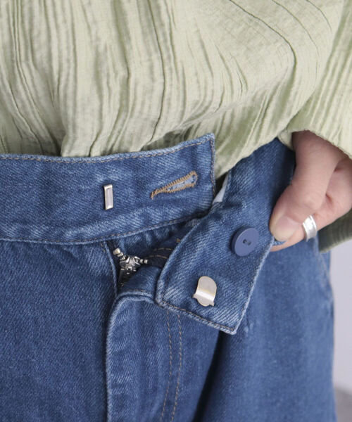 fredy emue（フレディエミュ）の「デニムスラックスフレアーパンツ（デニムパンツ・レディース・ブルー/ネイビー・36/38）」の18枚目の写真