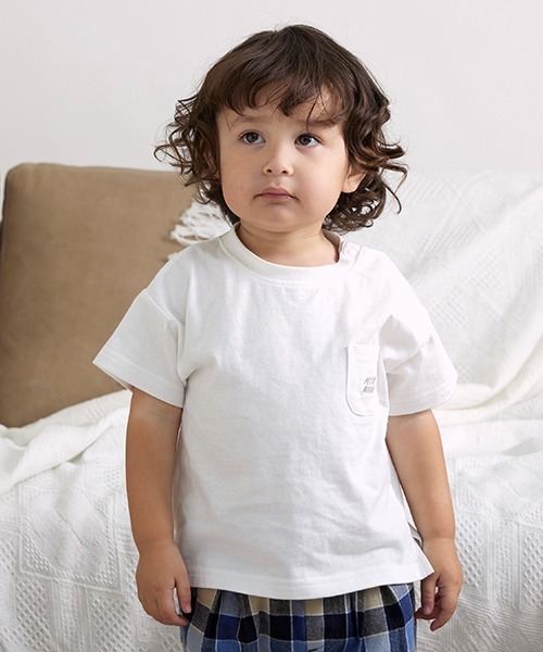 petit main（プティマイン）の「【一部店舗でも取り扱いあり】【プティプラ】刺しゅう半袖T（Tシャツ/カットソー・キッズ・ライトベージュ/ライラック/グリーン/ブルー/オフホワイト/エメラルド/マルチ/レインボー/オレンジ/モカ・130cm/100cm/90cm/110cm/140cm/120cm）」の2枚目の写真