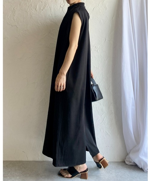 She's Closet（シーズクローゼット）の「襟タックパール付きノースリーブロングワンピース（ワンピース・レディース・ブラック/グレイッシュベージュ・FREE）」の3枚目の写真