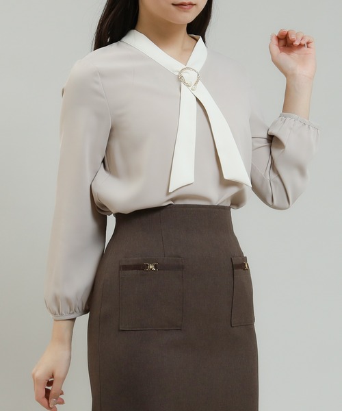 ASTORIA ODIER(アストリアオディール)の「パール金具使い配色ボウタイブラウス(シャツ/ブラウス・レディース・モカ/ネイビー/グレイッシュブルー/グレイッシュベージュ・MEDIUM/LARGE)」の2枚目の写真