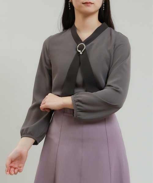 ASTORIA ODIER(アストリアオディール)の「パール金具使い配色ボウタイブラウス(シャツ/ブラウス・レディース・モカ/ネイビー/グレイッシュブルー/グレイッシュベージュ・MEDIUM/LARGE)」の1枚目の写真