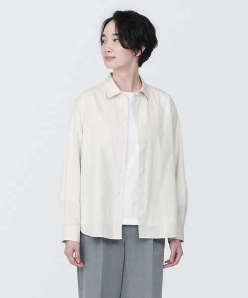 無印良品（ムジルシリョウヒン）の「婦人　洗いざらし　ブロードレギュラーカラー長袖シャツ（シャツ/ブラウス・レディース・ライトイエロー系/ピンク系6/ホワイト/ブルー系5/スモーキーグリーン系2/ネイビー系4・S/L/XS/XL/M）」の5枚目の写真