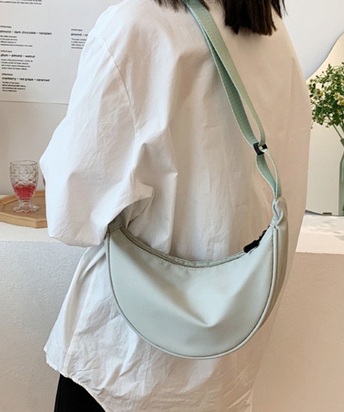 SHEPP(シープ)の「コンパクト ハーフムーン ショルダーバッグ(ショルダーバッグ・レディース・グリーン/レッド/ブラック/ホワイト・FREE/F)」の3枚目の写真
