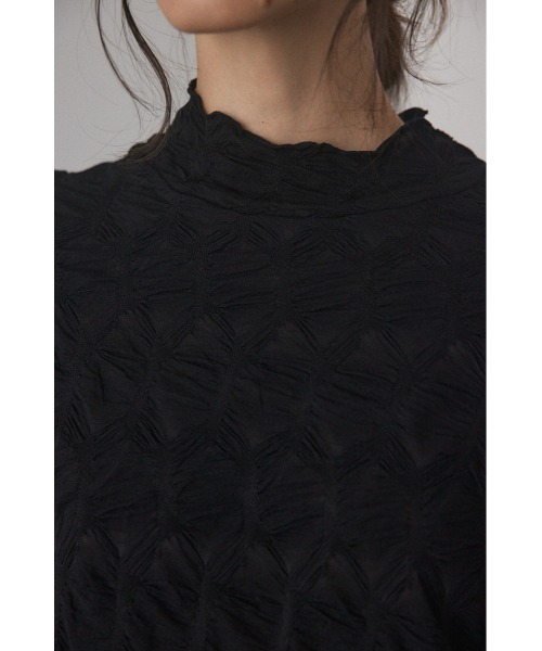 BLACK BY MOUSSY（ブラックバイマウジー）の「shirring design tops(シャーリングデザイントップス)（Tシャツ/カットソー・レディース・オフホワイト/ブラック・FREE）」の4枚目の写真
